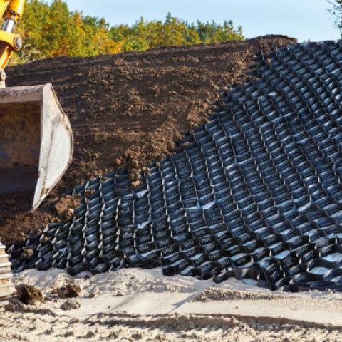 Geogrid dan Geotextile : Lebih Baik yang Mana?
